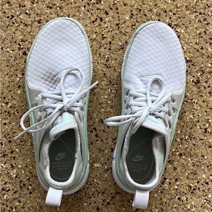 Women’s Nike Acalme Running/Training Shoe 8.5- like new